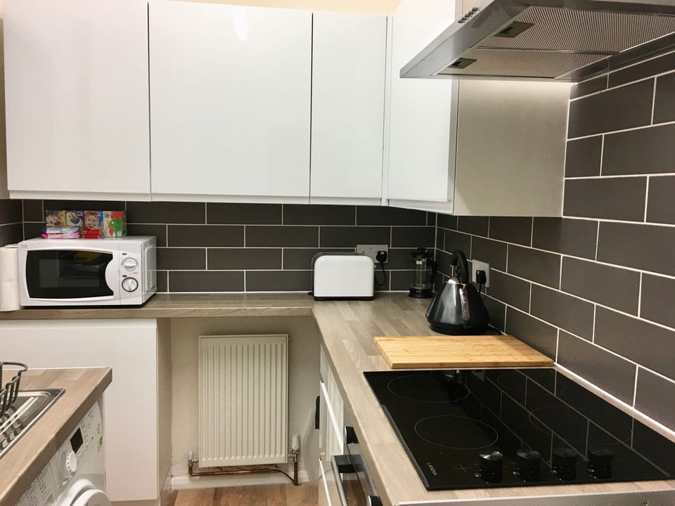 House, 4 Bedrooms | Private kitchen | Fridge, microwave, oven, stovetop