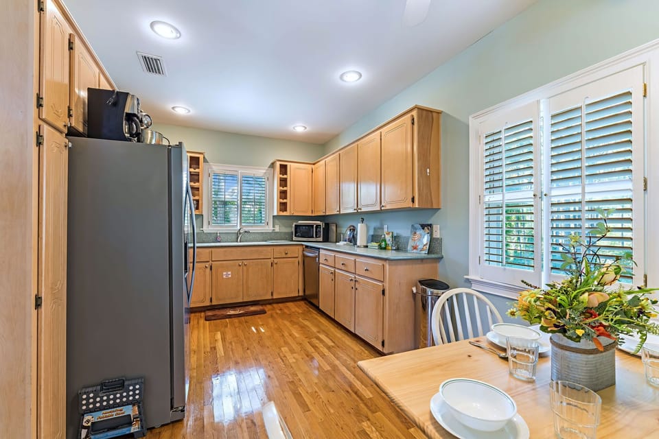 Kitchen and small Banquette