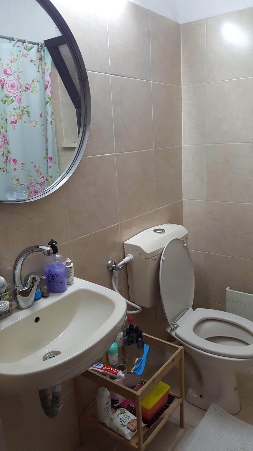 Second bathroom with bathtub/shower