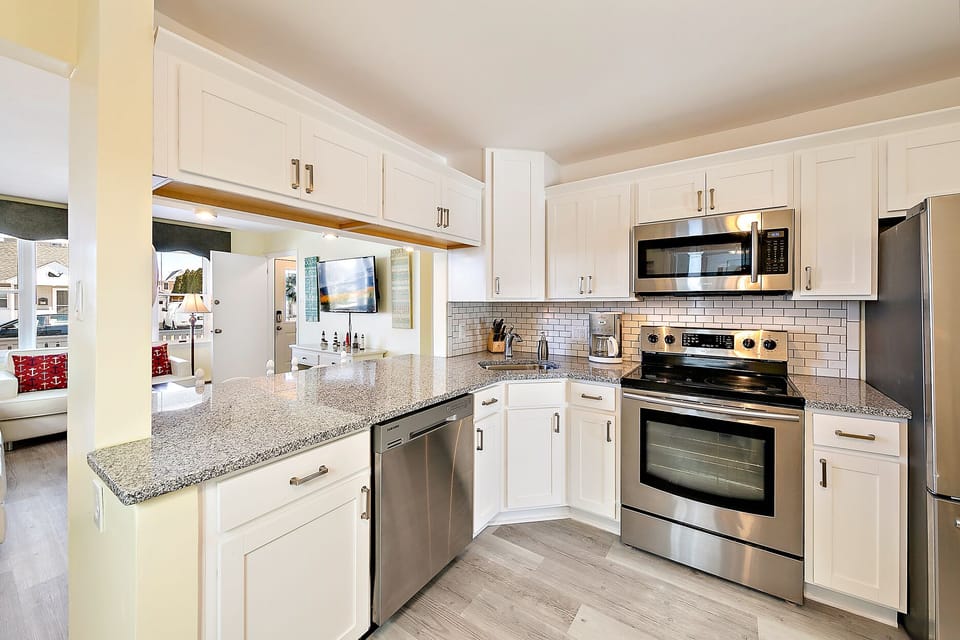 Brand new kitchen! Cabinets, granite countertop, ss appliances & backsplash
