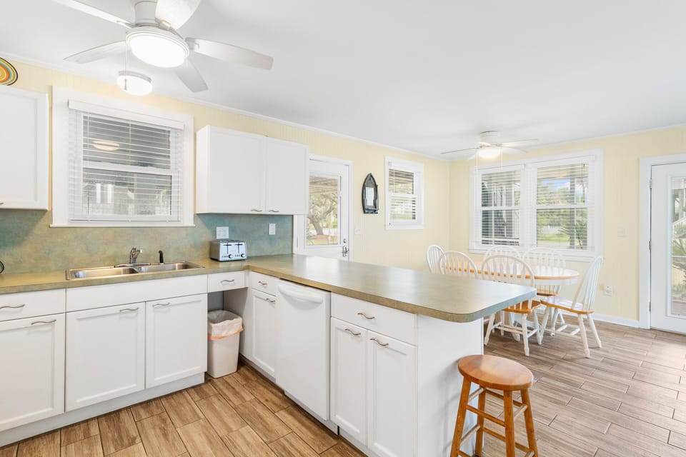 Second fully equipped kitchen downstairs.