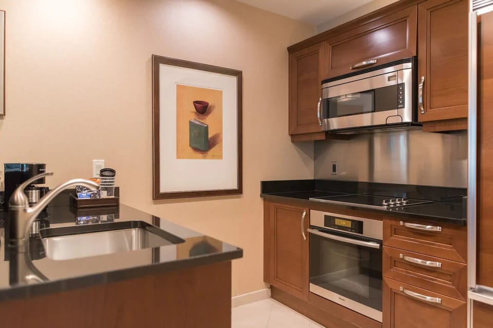 Full-size fridge, microwave, oven, stovetop