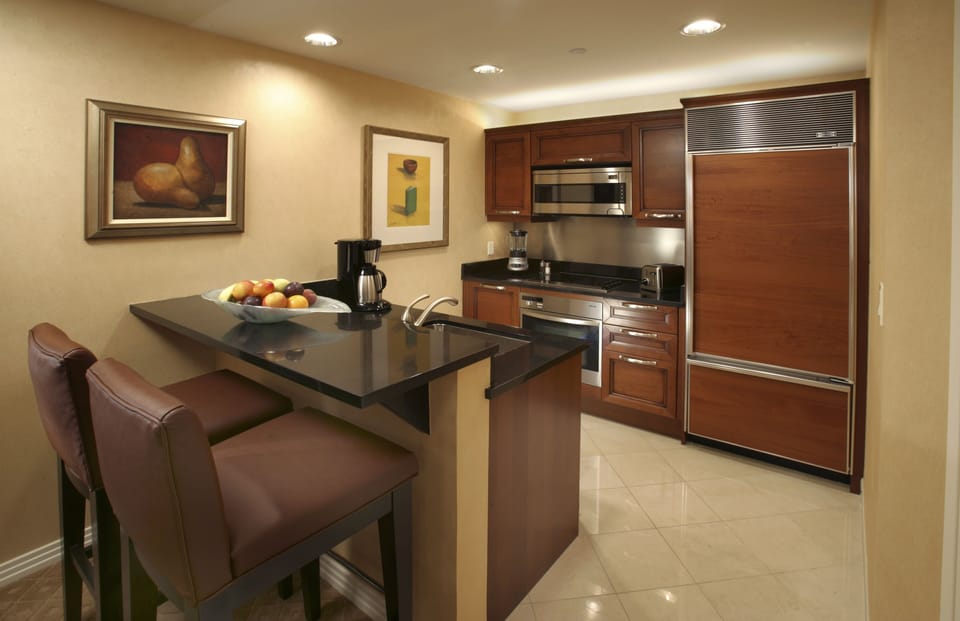 Full-size fridge, microwave, oven, stovetop