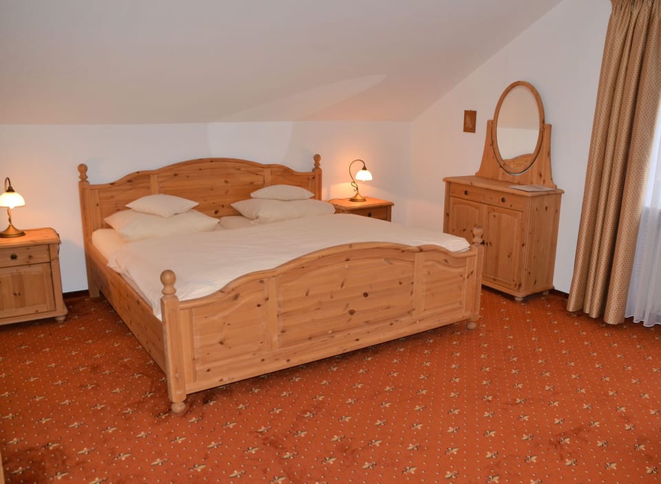 Double Room | Desk, free WiFi, bed sheets