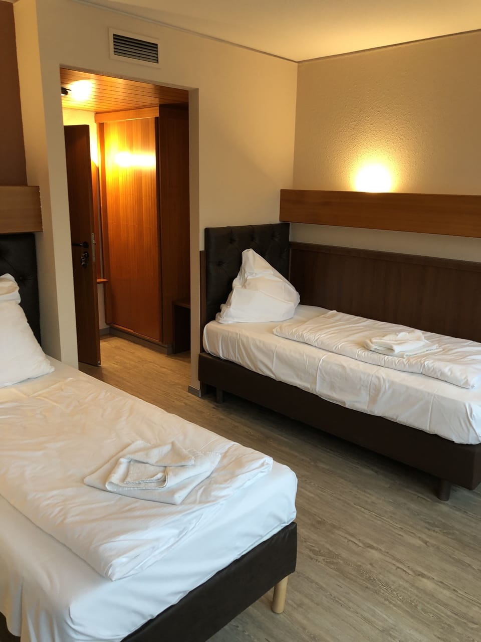 Triple Room | Blackout drapes, free WiFi, bed sheets