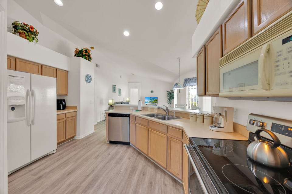 Fully-equipped kitchen: Air fryer, ice maker & chilled water near the pool.