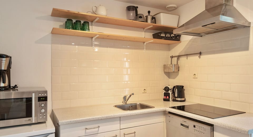 Fully equipped kitchen and dining area