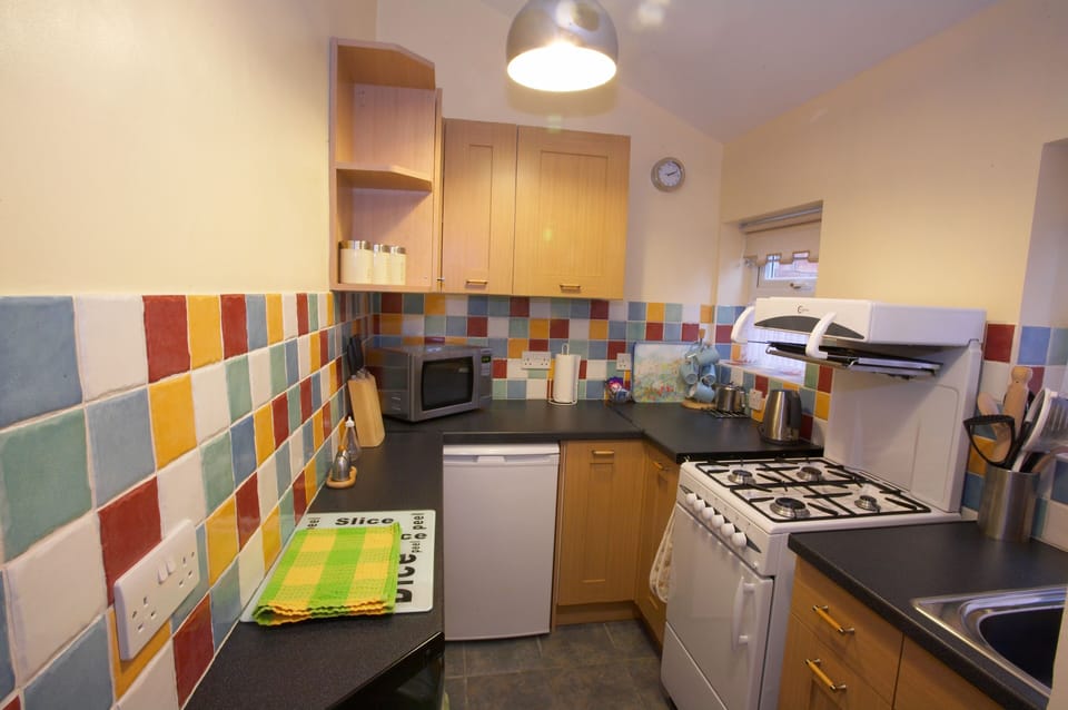Premier Cottage, Ensuite, Courtyard View | Shared kitchen