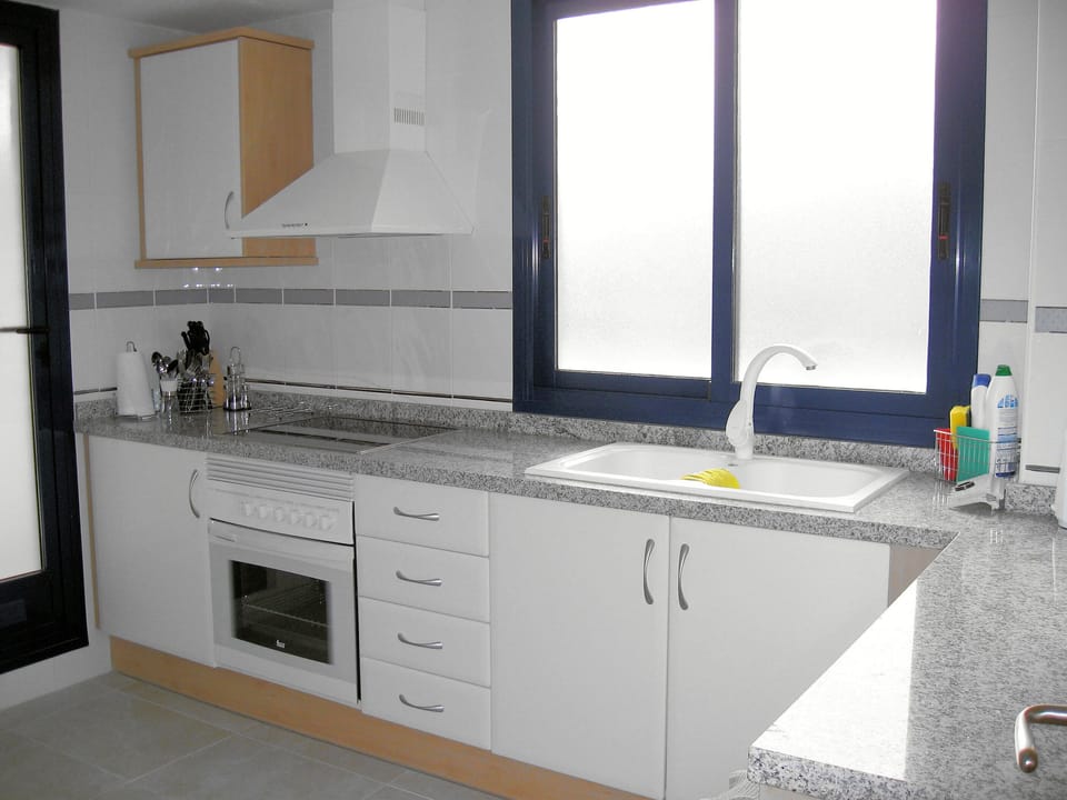 Fully fitted kitchen with new appliances
