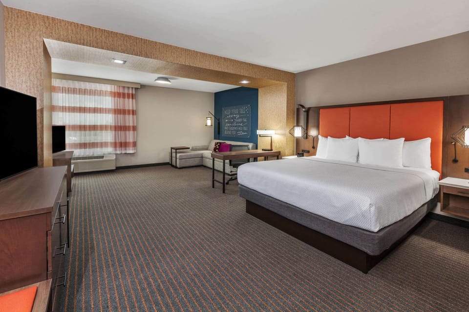 Deluxe Room, 1 King Bed, Non Smoking | Pillowtop beds, desk, iron/ironing board, bed sheets