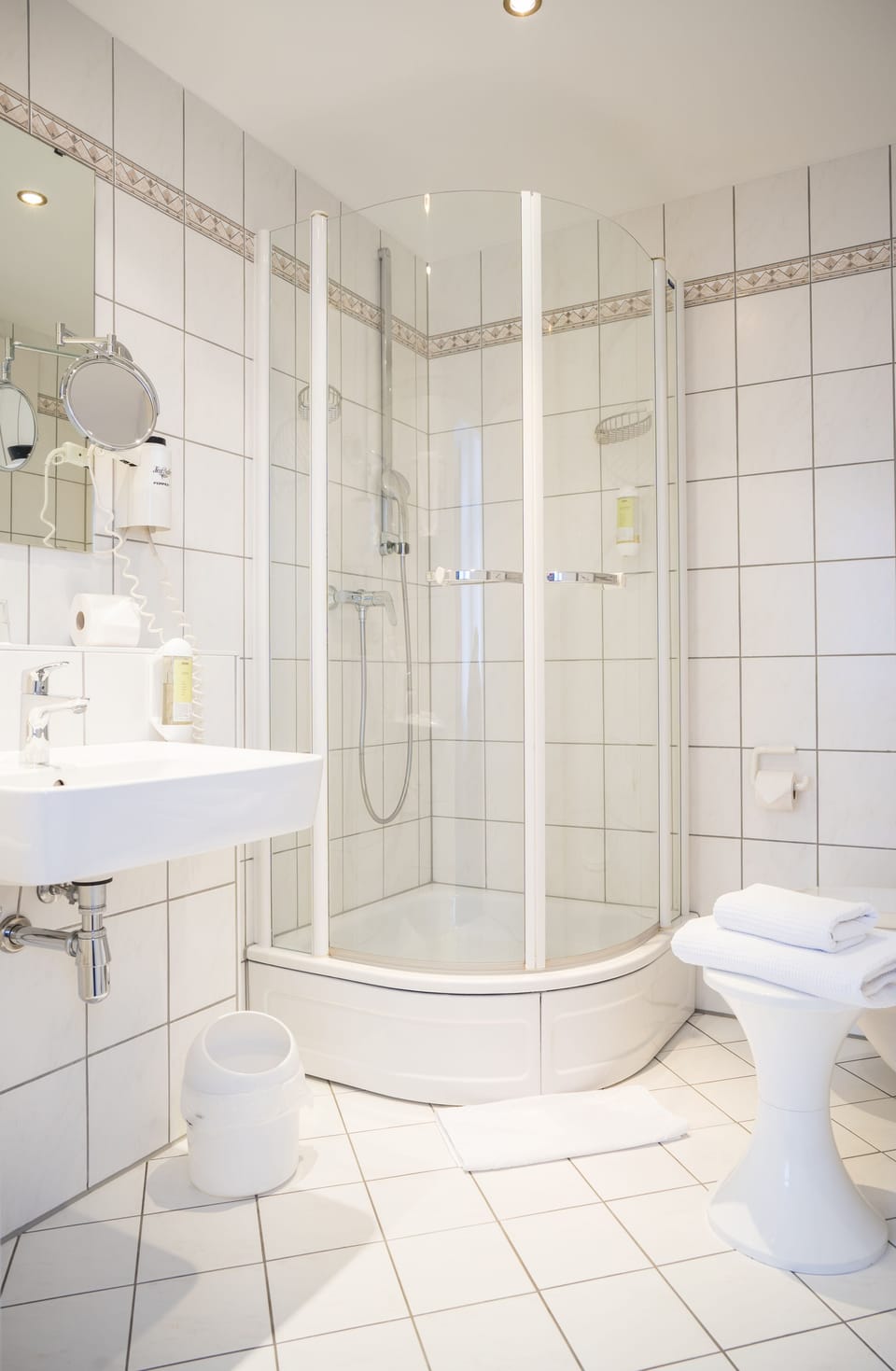 Double Room | Bathroom | Deep soaking tub, free toiletries, hair dryer