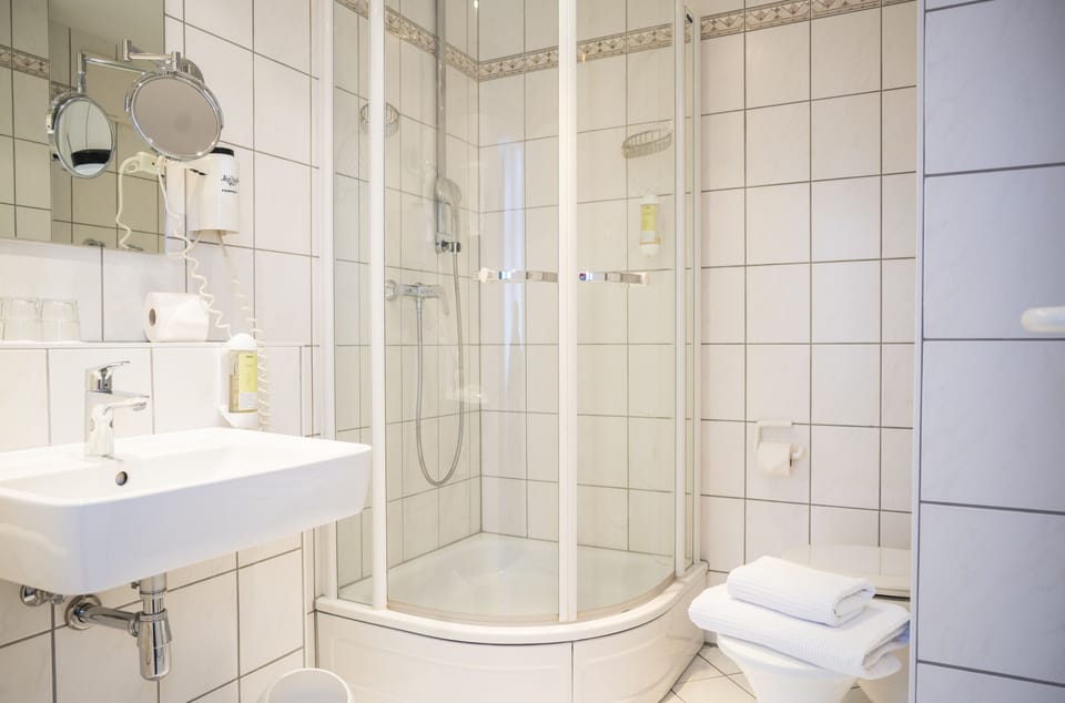 Double Room Single Use | Bathroom | Deep soaking tub, free toiletries, hair dryer