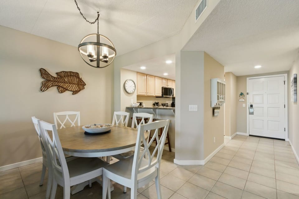 Dining Area with Seating for 6 at the Table and 2 at the Barstool Area