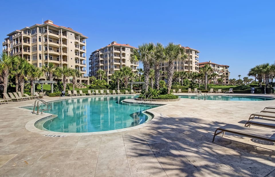 Large Community Pool for Sea Dunes Guests