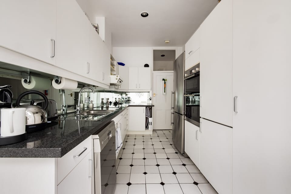 Kitchen: 2 Bosh ovens, hob, dishwasher, Liebherr frig/freezer, microwave.