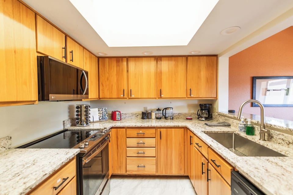 Fully equipped and stocked kitchen w/ granite countertops and modern appliances