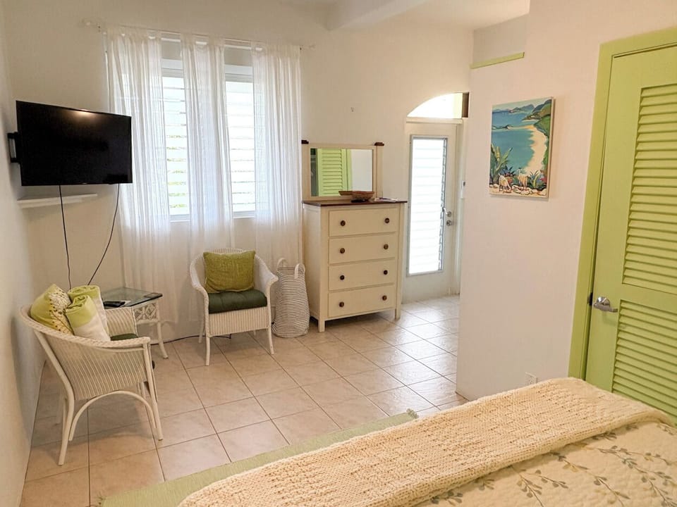 ...has a queen bed, a/c, TV, and ...