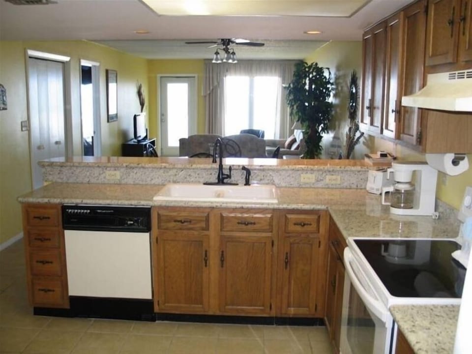 Great kitchen with granit an view to the ocean