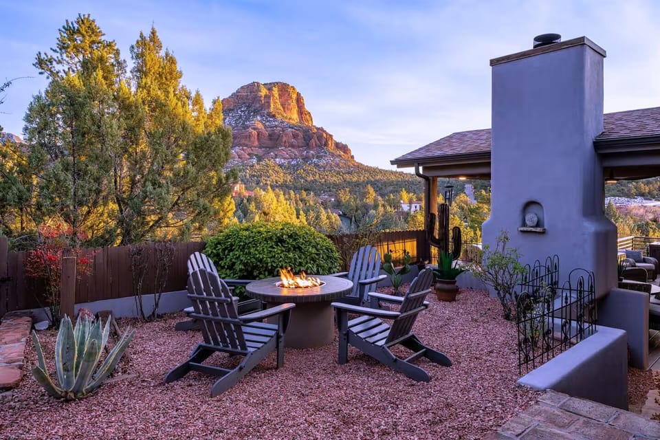 A beautiful retreat feeling private and peaceful with a cozy fire pit yet close to incredible hikes and downtown Sedona.