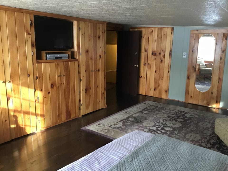Upstairs bunk room 3 w/TV/DVD/VCR