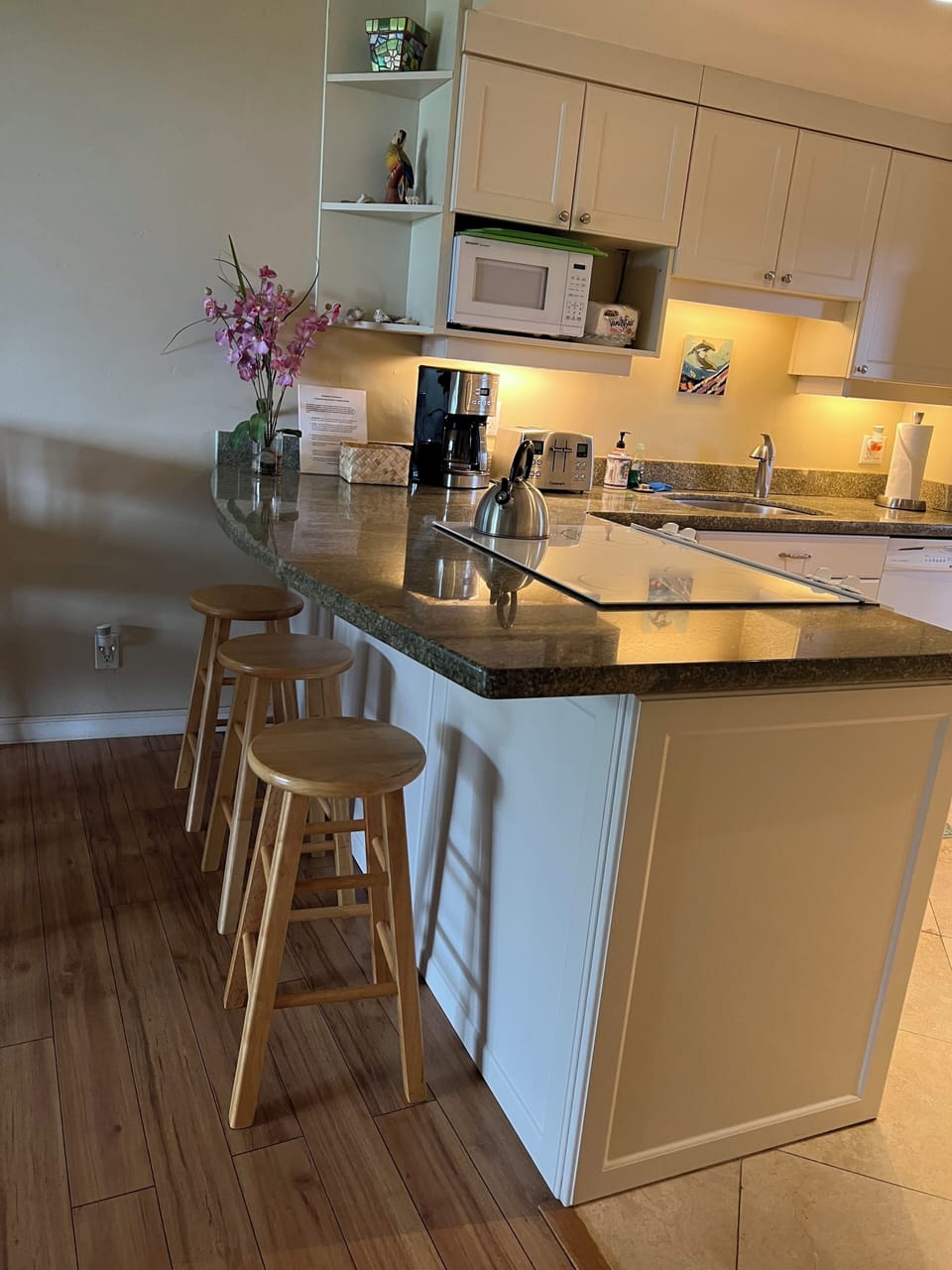 Kitchen bar/island