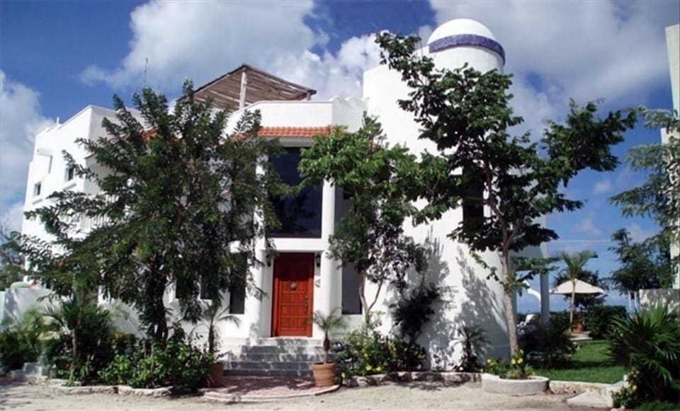 Villa Torres's front entrance with ocean in background.