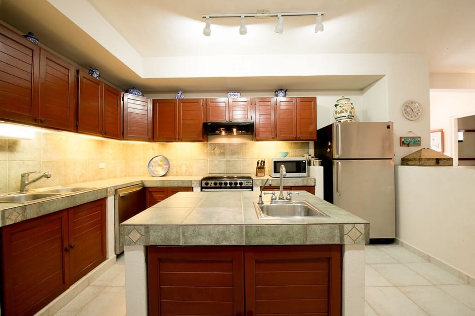 Fully equipped kitchen is full of modern amenities including 6 burner gas stove!