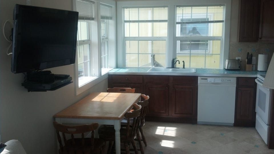 Studio apartment kitchen, with Cable/Satellite TV