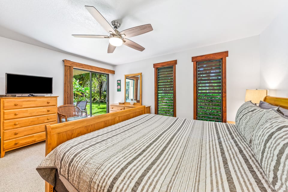 Cali King sized bed with access to lanai