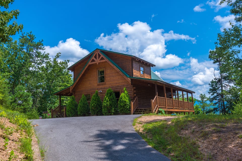 Wears Valley Pet Friendly Cabin "Rainbows End"  - Parking area