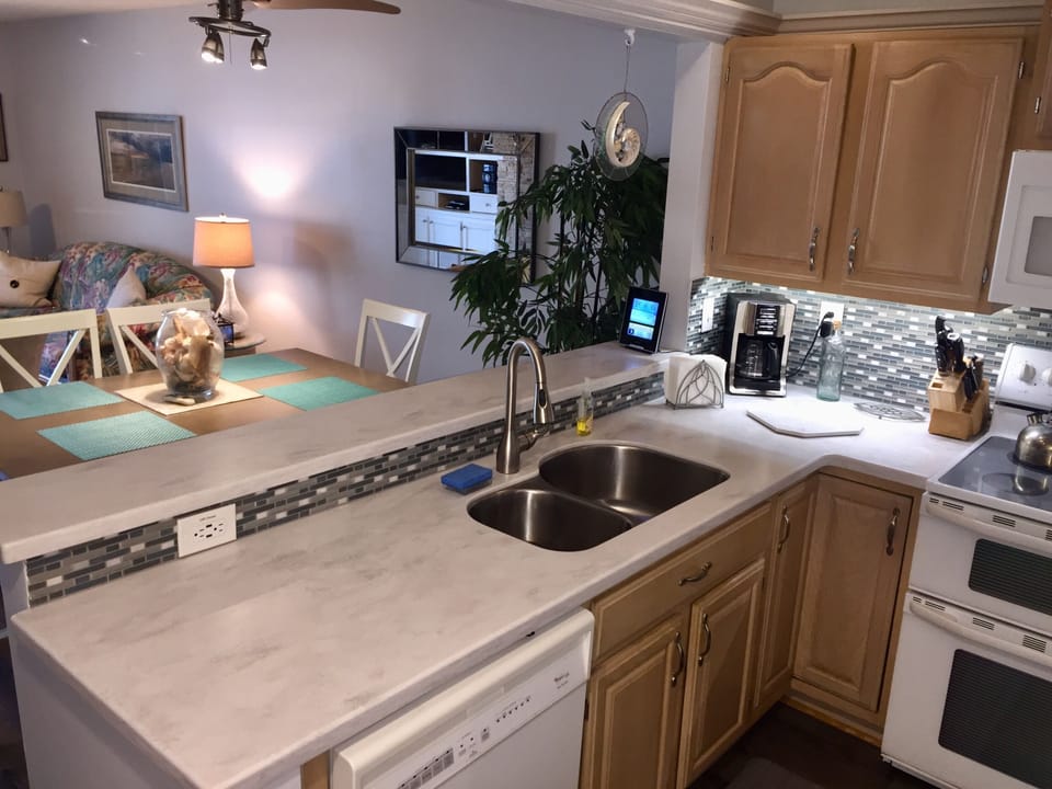 Open kitchen to dining, easy to use for full time cooking 