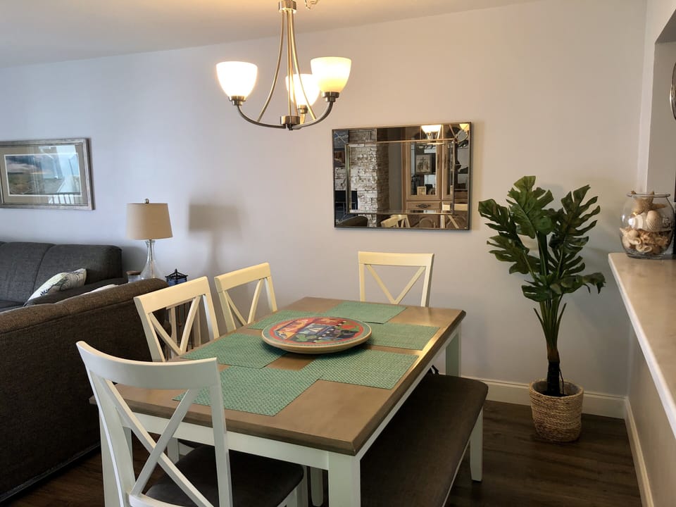 Dining for 6; convenient pass through to kitchen