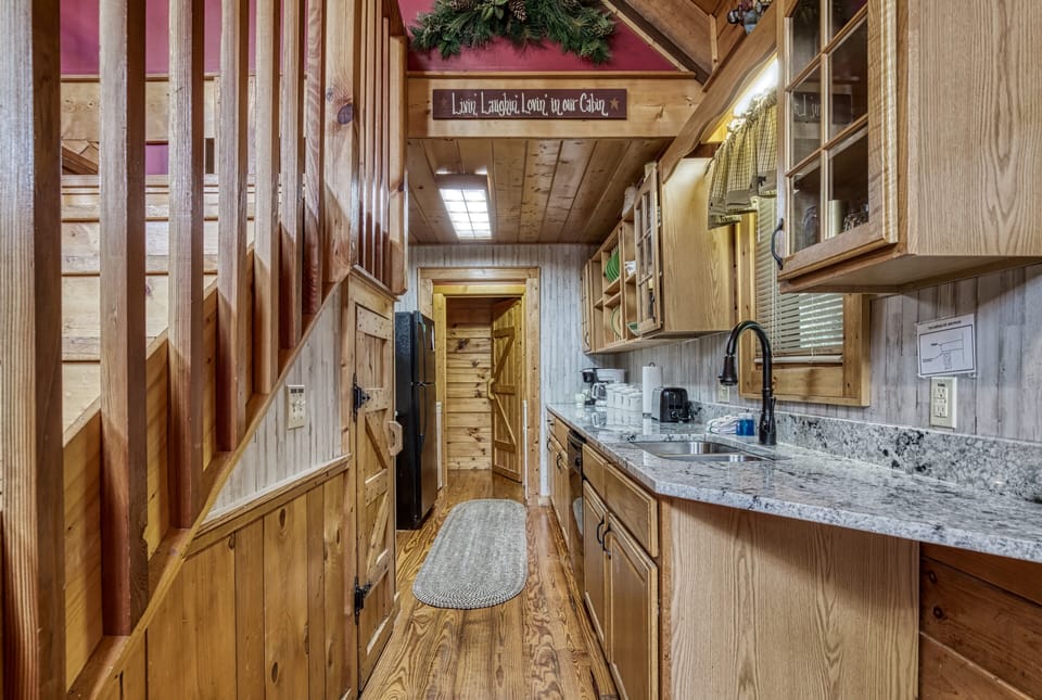 Smoky Mountain Cabin "Antler Crossing" - Fully furnished kitchen with granite countertops