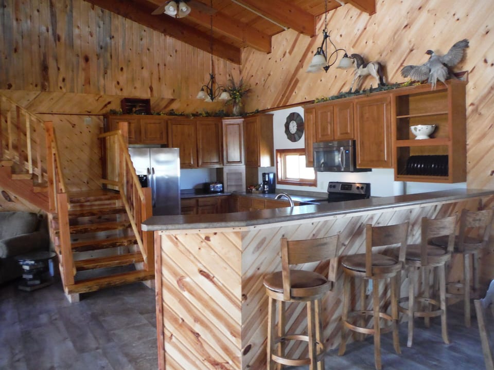 Breakfast bar with seating for 4