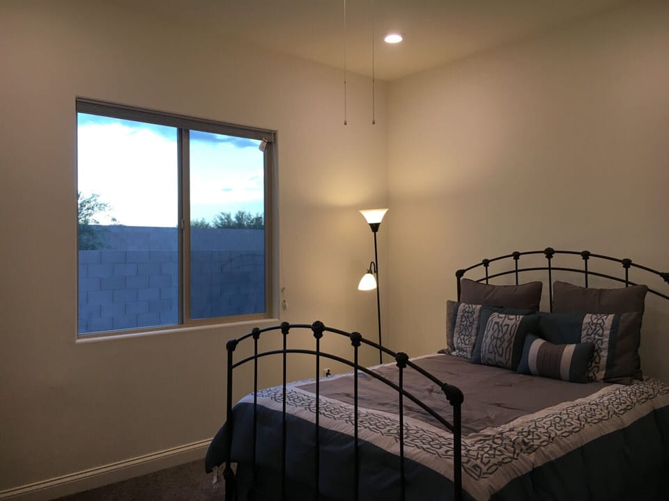 Bedroom (queen size bed)