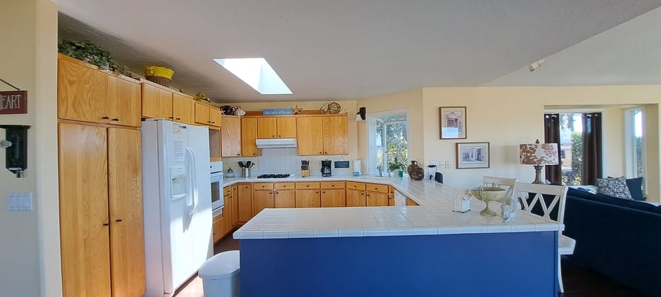 Large kitchen with everything needed for the most discerning cooks.