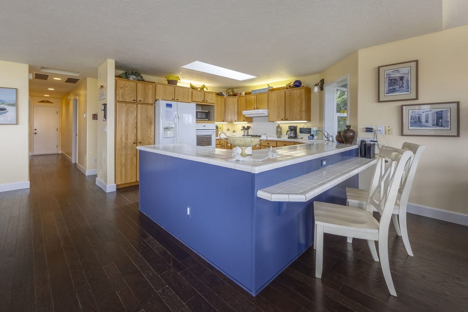 Large kitchen with everything needed for the most discerning cooks.