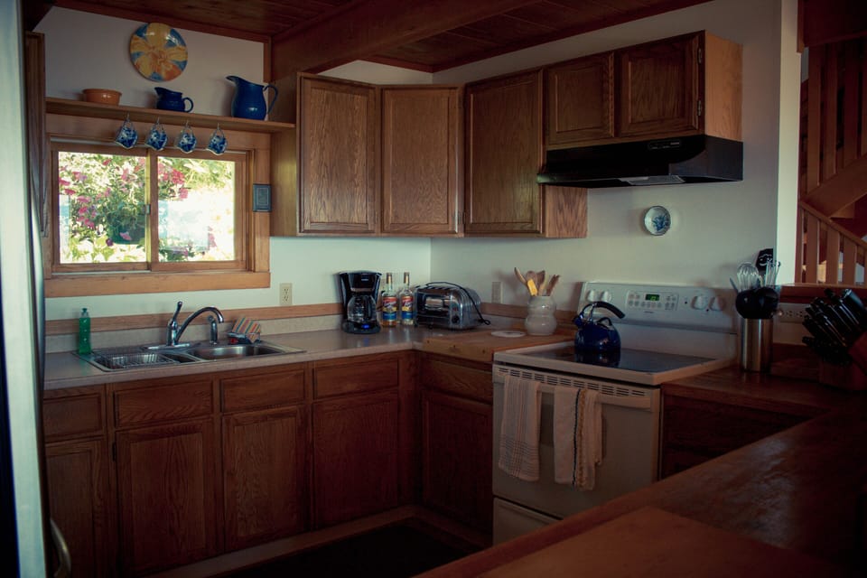 Kitchen comes with cookware, bakeware and all you need to create great meals.
