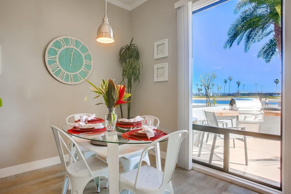 Dining nook for 4