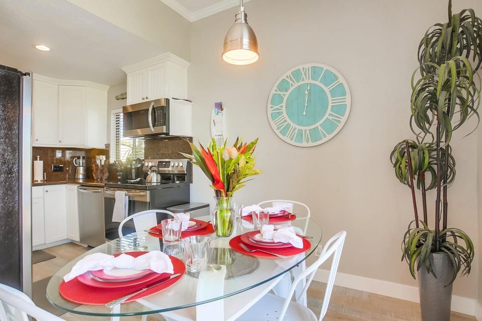 Dining for 4  adjacent to the kitchen
