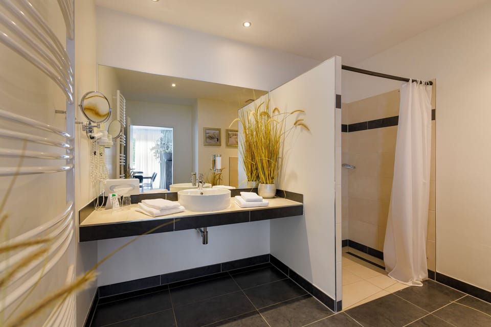 Presidential Suite | Bathroom | Hair dryer, towels, soap, shampoo