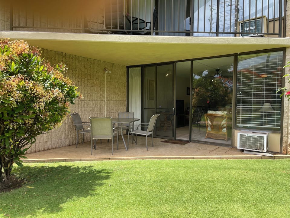 Lanai to enjoy cocktails or a meal
