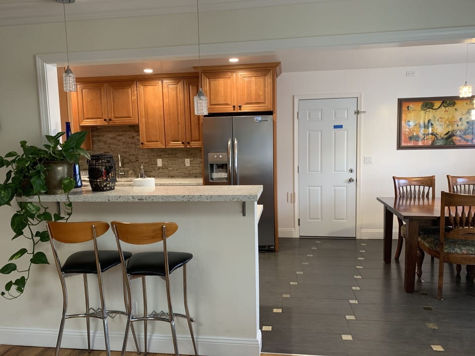 Kitchen and breakfast bar