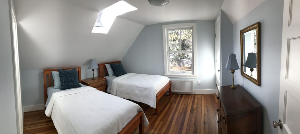 Extra Bedroom - 2 Twin Beds (2nd Floor)