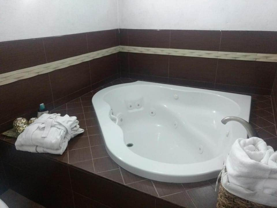 Shower, rainfall showerhead, free toiletries, hair dryer