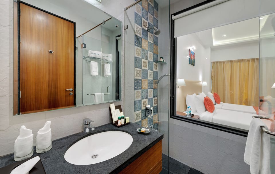 Shower, rainfall showerhead, free toiletries, hair dryer