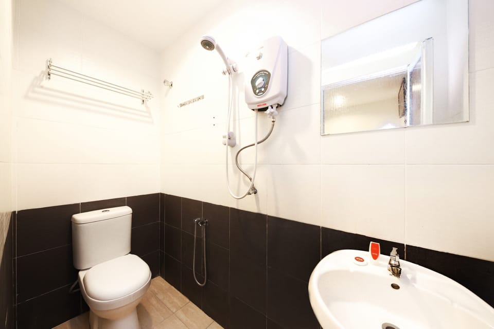 Standard Double Room | Bathroom | Shower, free toiletries, towels
