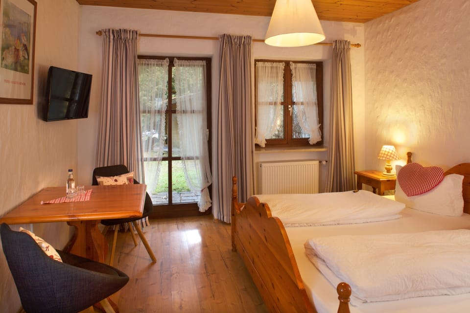 Comfort Room | Premium bedding, individually decorated, individually furnished, desk