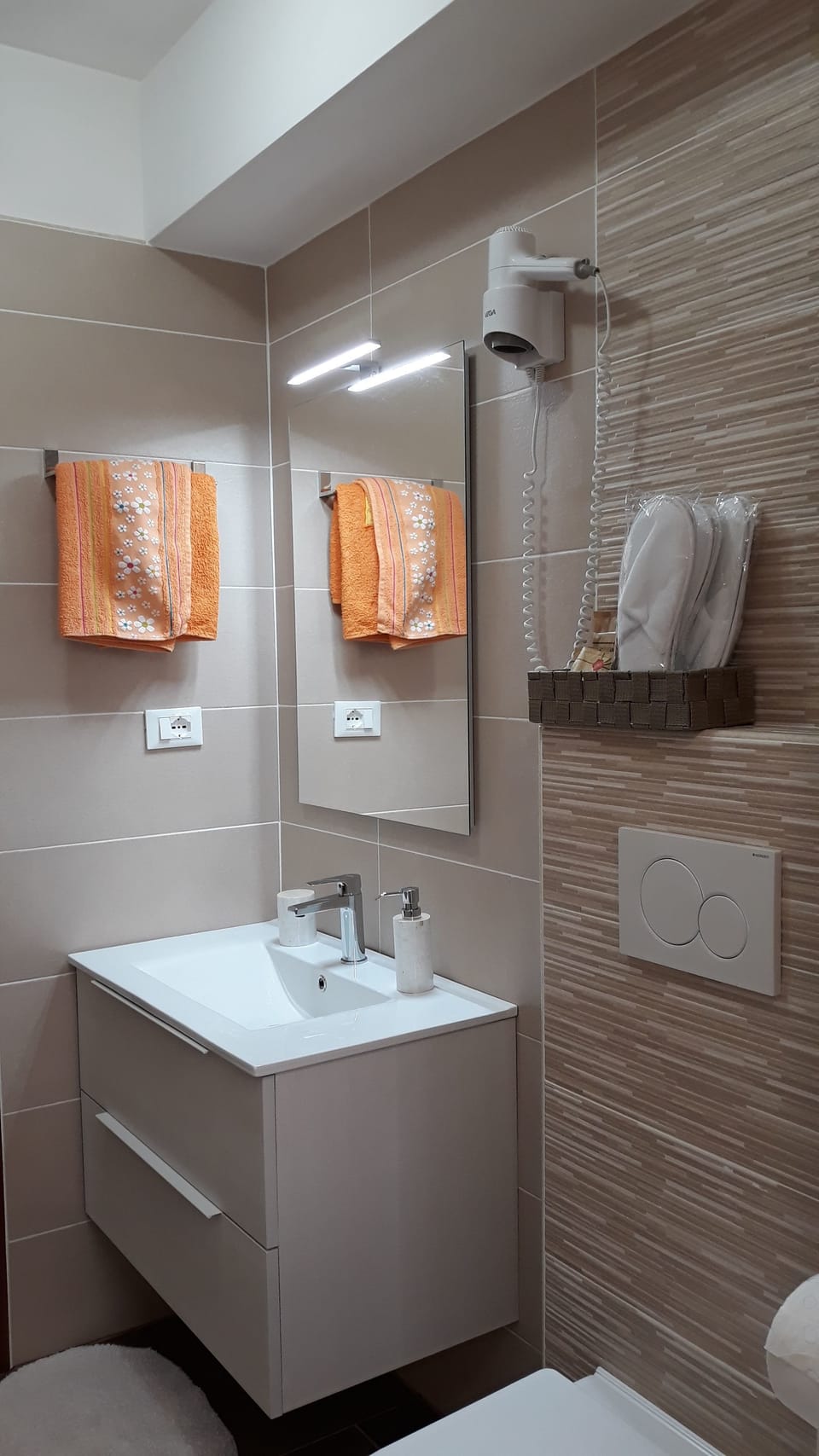 Quadruple Room | Bathroom sink