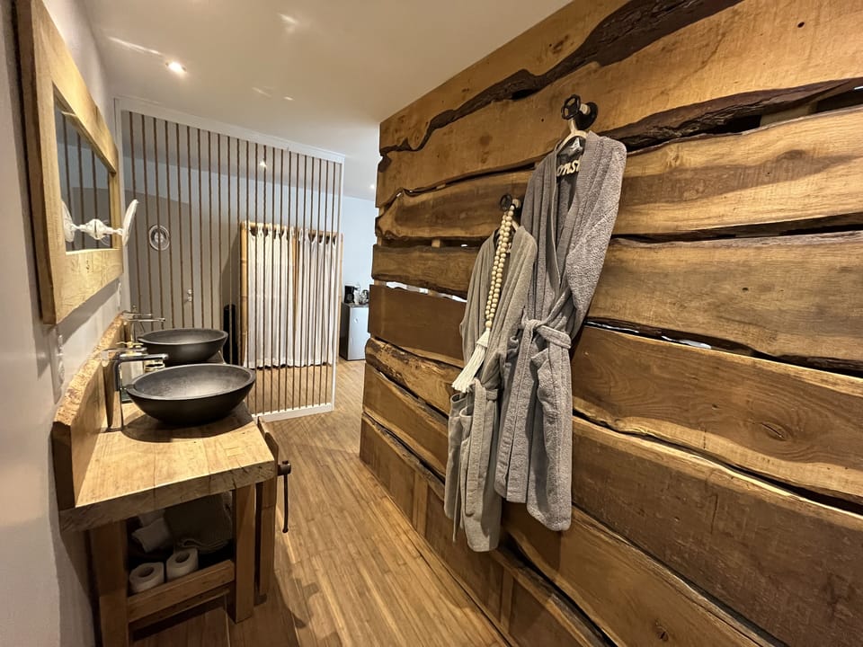 Suite Deluxe Nature (Jacuzzi en extra) | Bathroom | Hair dryer, towels